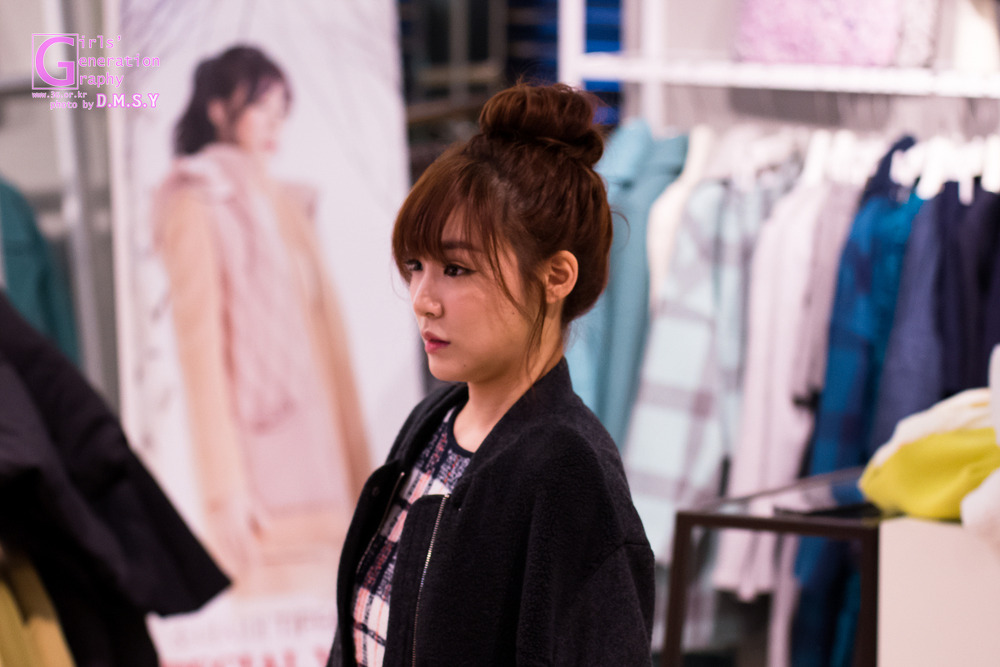 [PIC][28-11-2013]Tiffany ghé thăm cửa hàng "QUA" ở Hyundai Department Store vào trưa nay 2210873B529745471D6D30