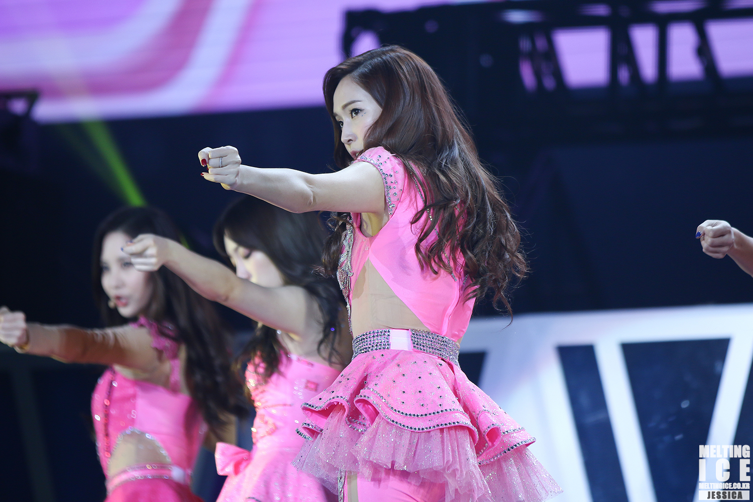[PIC][08/09/10-11-2013]Hình ảnh mới nhất từ "2013 Girls' Generation's World Tour – Girls & Peace in HongKong" của SNSD (P3)  - Page 8 22382F3452CE00E62B0F4C