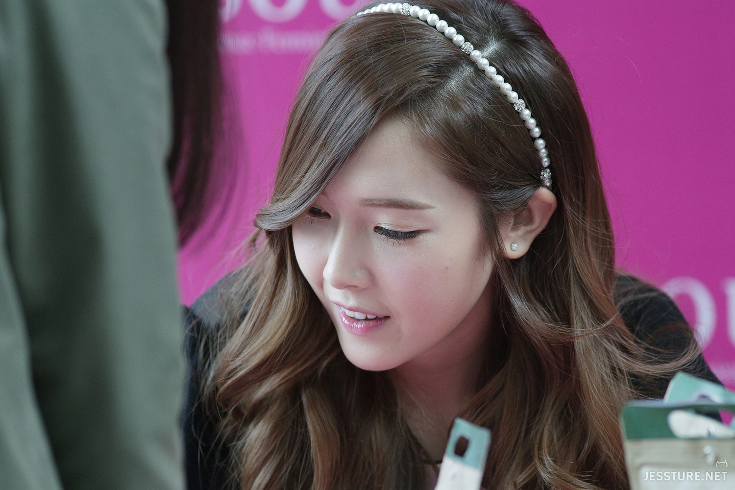 [PIC][04-04-2014]Jessica tham dự buổi fansign cho thương hiệu "SOUP" vào trưa nay 227CE1455340293A177F7D