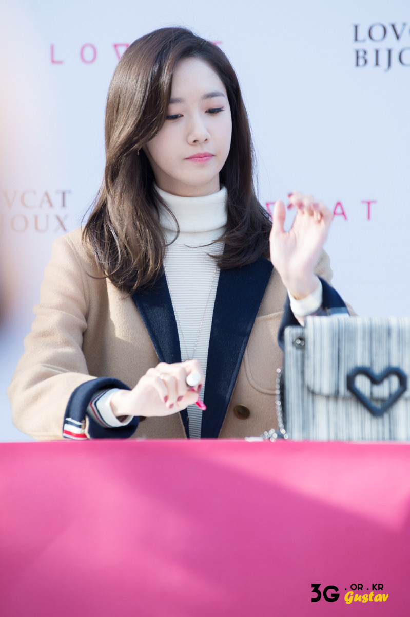 [PIC][24-10-2015]YoonA tham dự buổi fansign cho thương hiệu "LOVCAT" vào chiều nay - Page 3 230E5D33562CDCC10F068C