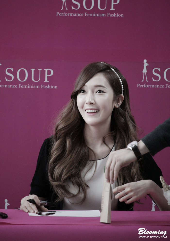 [PIC][04-04-2014]Jessica tham dự buổi fansign cho thương hiệu "SOUP" vào trưa nay - Page 3 23300A41533F8A2021F23A