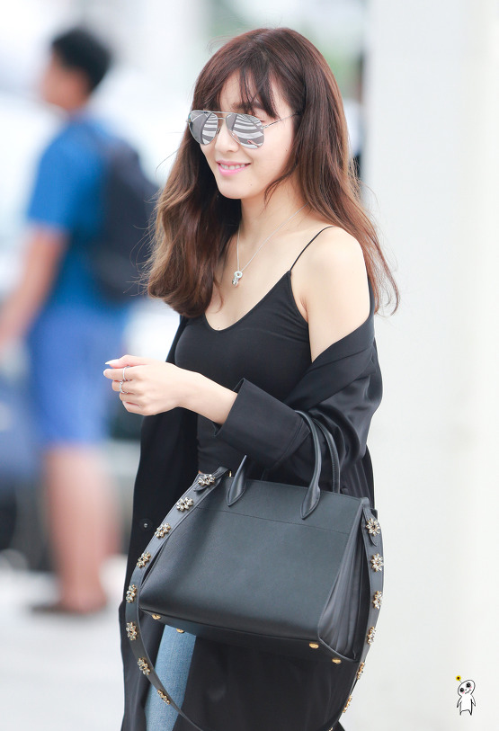 [PIC][26-07-2016]Tiffany khởi hành đi Singapore để tham dự sự kiện của "PANDORA" vào chiều nay 2363EA4A579769062BE2CF