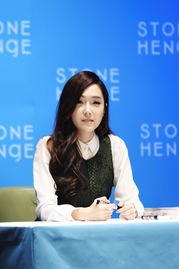 [PIC][01-12-2013]Jessica xuất hiện tại buổi fansign thứ 2 cho thương hiệu "STONEHENgE" vào trưa nay - Page 2 23686D37529BB53A212CFD