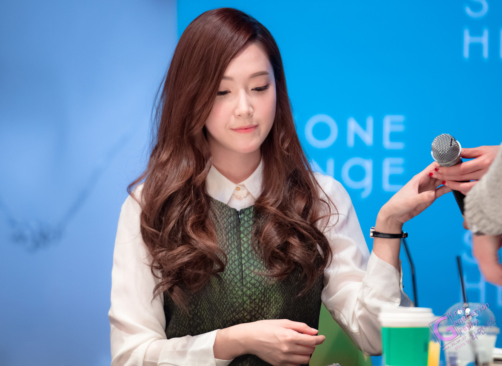 [PIC][01-12-2013]Jessica xuất hiện tại buổi fansign thứ 2 cho thương hiệu "STONEHENgE" vào trưa nay - Page 2 24178F50529DFD8E098A00