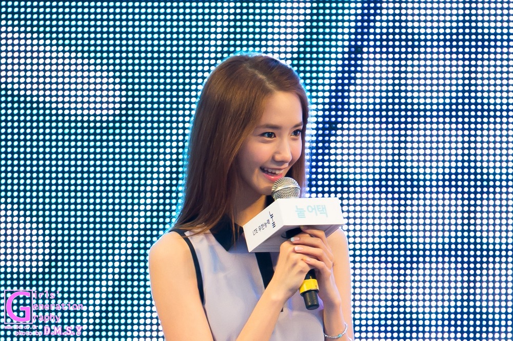 [PIC][29-07-2013]YoonA xuất hiện tại sự kiện SKT ở "Changwon Mechanical High School" cùng SHINee MinHo vào chiều nay  - Page 2 24424E44521D72472775D3