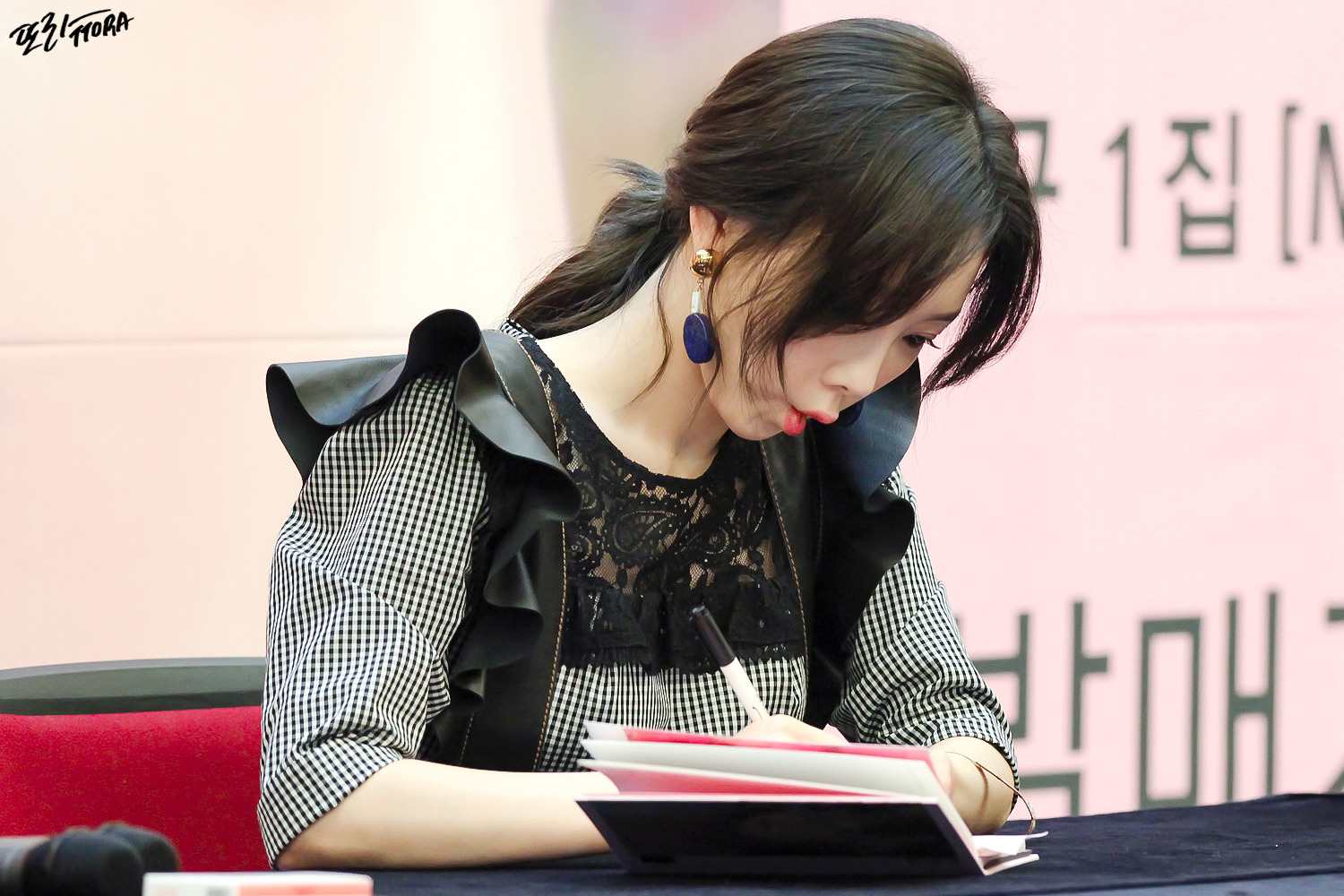 [PIC][16-04-2017]TaeYeon tham dự buổi Fansign cho “MY VOICE DELUXE EDITION” tại AK PLAZA vào chiều nay  - Page 5 2452A8375903688C212176