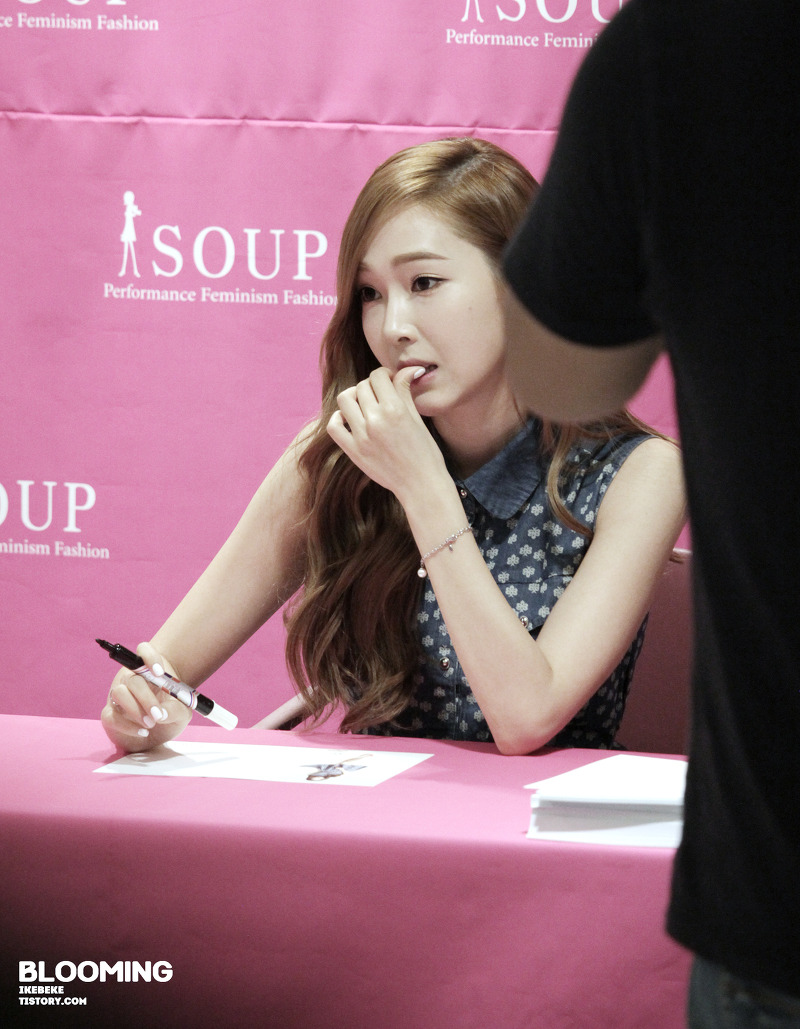 [PIC][14-06-2014]Jessica tham dự buổi fansign lần 2 cho thương hiệu "SOUP" vào trưa nay 24582A4F539D24C004C887