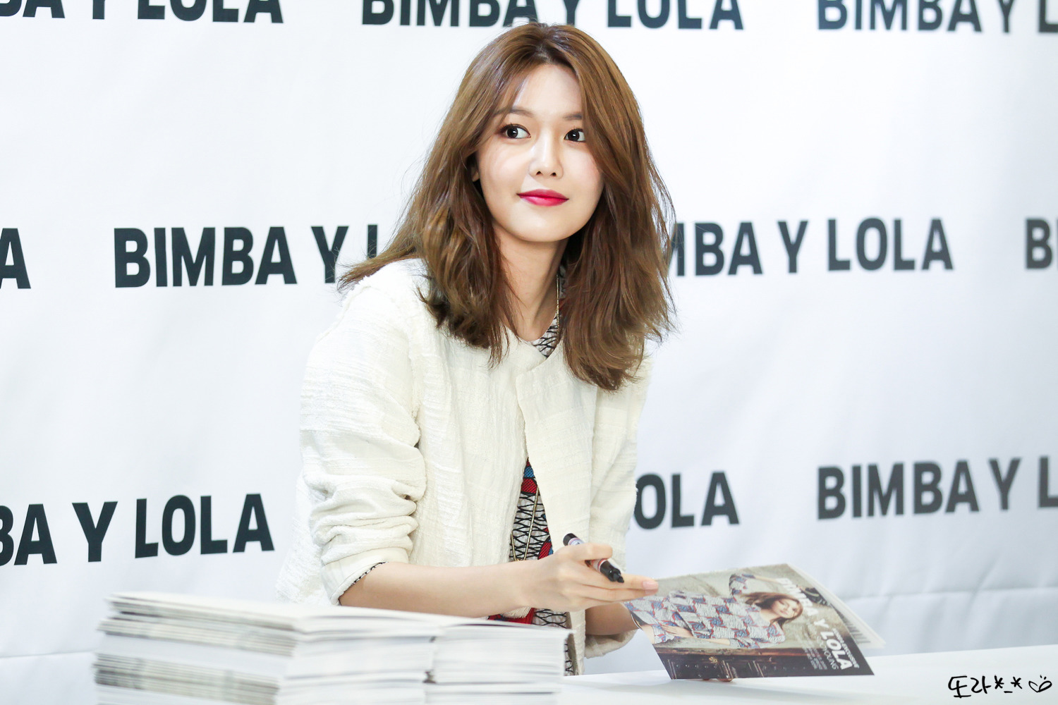 [PIC][10-03-2017]SooYoung tham dự buổi Fansign cho dòng thời trang "BIMBA Y LOLA" tại Lotte Department Store vào chiều nay - Page 2 2462F542590C73E320E418
