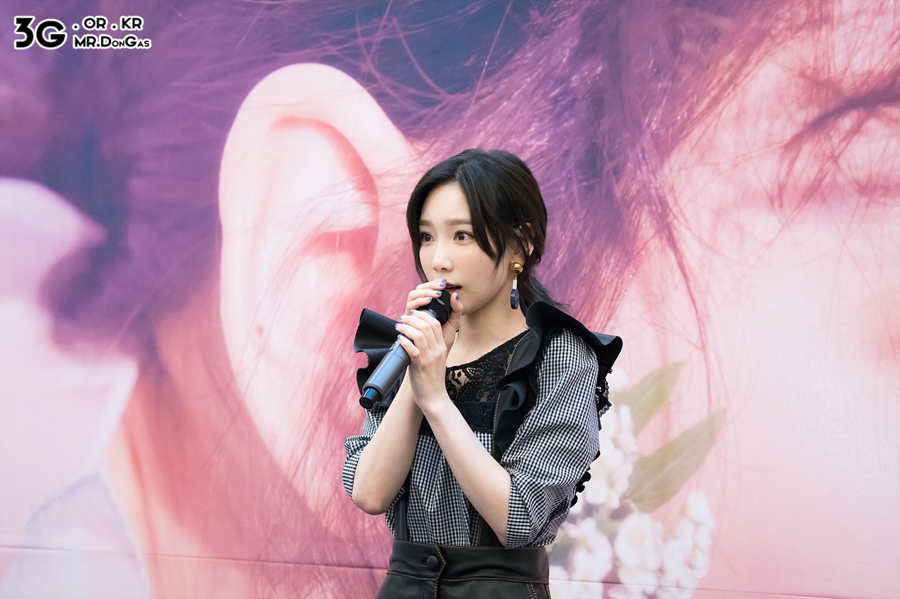 [PIC][16-04-2017]TaeYeon tham dự buổi Fansign cho “MY VOICE DELUXE EDITION” tại AK PLAZA vào chiều nay  - Page 2 2506864A58F37E800A9C2A