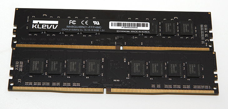 DDR4 메모리 ,ESSENCORE, KLEVV DDR4, 8G, PC4-17000, 후기,IT,IT 제품리뷰,후기,사용기,제품리뷰,DDR3,DDR4,DDR4 메모리 ESSENCORE KLEVV DDR4 8G PC4-17000 후기를 준비해 봤는데요. 이번에 스카이레이크 조립 동영상을 만들면서도 사용했던 메모리 입니다. 그리고 이번에 제 메인컴퓨터에서 사용 중인 메모리이죠. DDR3에서는 과거에 고클럭 메모리가 비쌌지만 이제 DDR4 메모리에서는 조금 더 쉽게 더 고클럭의 메모리 세계로 들어갈 수 있게 되었습니다. 물론 아직은 DDR4 메모리도 고클럭 메모리는 가격이 많이 비싸긴 한데요. 다만 조금 낮은 클럭의 메모리들은 조금 저렴한 가격에 구매가 가능해졌습니다. 아주 예전에 DDR3 고클럭메모리를 50만원 가까이 샀던 기억이 있는데요. 이제는 좀 더 저렴하게 비슷한 수준의 메모리를 사용할 수 있게 되었네요. 시간이 참 빨리 흘러간다는 생각도 듭니다. 이번에 소개하는 ESSENCORE KLEVV DDR4 8G PC4-17000 는 방열판도 없고 발열도 높은 수준이 아니었는데요. 실제로 DDR4로 넘어가면서 기본으로 사용하는 전압도 많이 낮아졌죠. 점점 전압은 적게 사용하고 클럭은 더 높아질 것입니다.