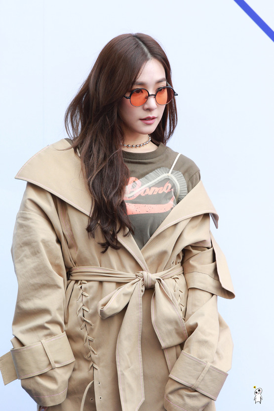 [PIC][29-03-2017]Tiffany tham dự sự kiện ra mắt BST Thu - Đông của thương hiệu "YCH" trong khuôn khổ "2017 S/S HERA Seoul Fashion Week" vào chiều nay - Page 3 2538B350590AFE80151D03