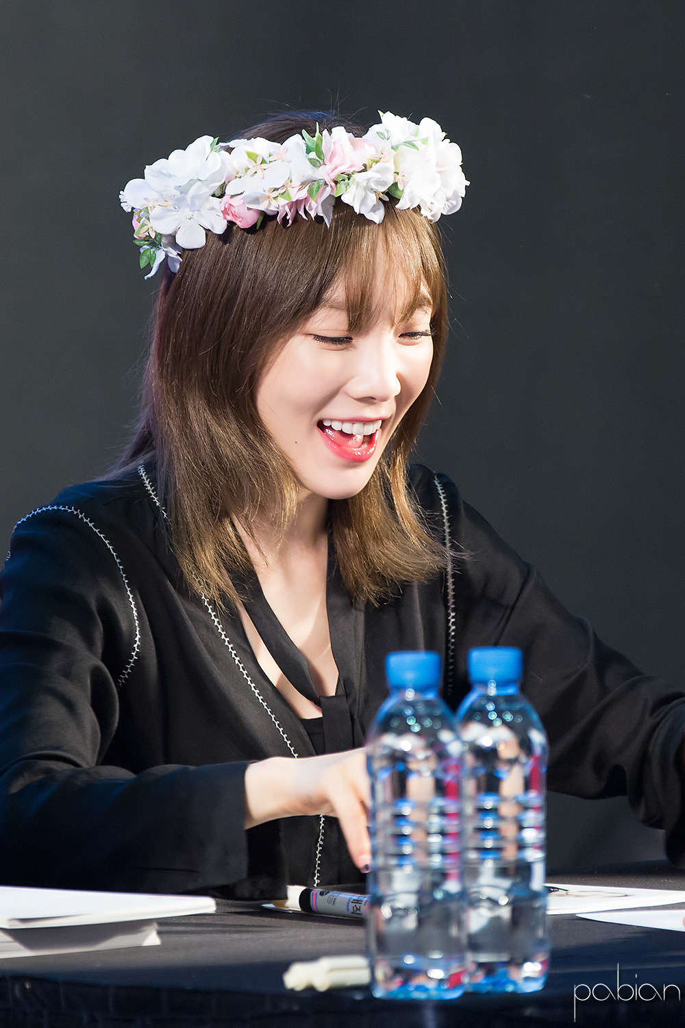 [PIC][18-11-2016]TaeYeon khởi hành đi Busan để tham dự buổi Fansign cho thương hiệu "Sword & Magic" vào hôm nay - Page 3 253A6250582ED5F7026F32