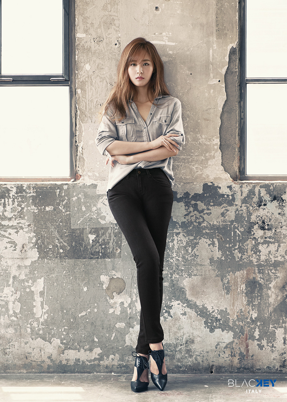 [OTHER][25-08-2016]Yuri trở thành người mẫu mới cho Dòng Jeans - "블라키/BLACKEY" 2667F2435850E70E354F42