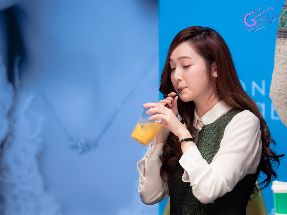 [PIC][01-12-2013]Jessica xuất hiện tại buổi fansign thứ 2 cho thương hiệu "STONEHENgE" vào trưa nay - Page 2 27742148529DFD68276625