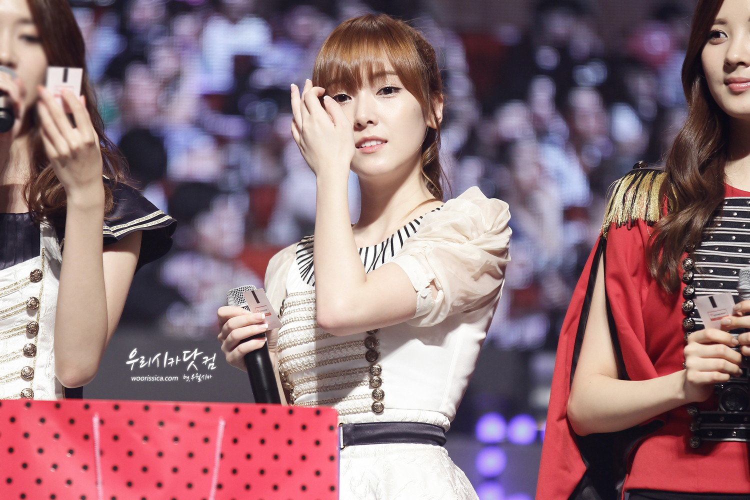 [PIC][01-09-2012]SNSD tại buổi Giao lưu và Ký tặng cho fan hâm mộ được tổ chức bởi thương hiệu "LOOK" vào chiều nay - Page 14 1240BE3D5044678E66455C