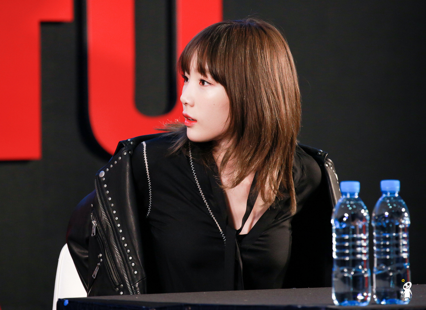 [PIC][18-11-2016]TaeYeon khởi hành đi Busan để tham dự buổi Fansign cho thương hiệu "Sword & Magic" vào hôm nay - Page 4 2110AF39582FE28512D2E9