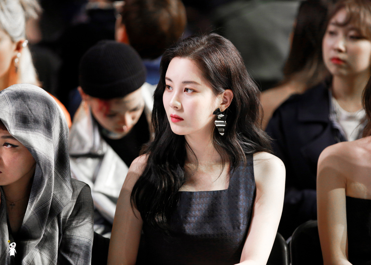 [PIC][29-03-2017]Tiffany - HyoYeon và SeoHyun tham dự sự kiện ra mắt BST Thu - Đông của thương hiệu "PUSHBUTTON" trong khuôn khổ "2017 S/S HERA Seoul Fashion Week" vào chiều nay - Page 5 2136AE48590AFDDB2C48AE