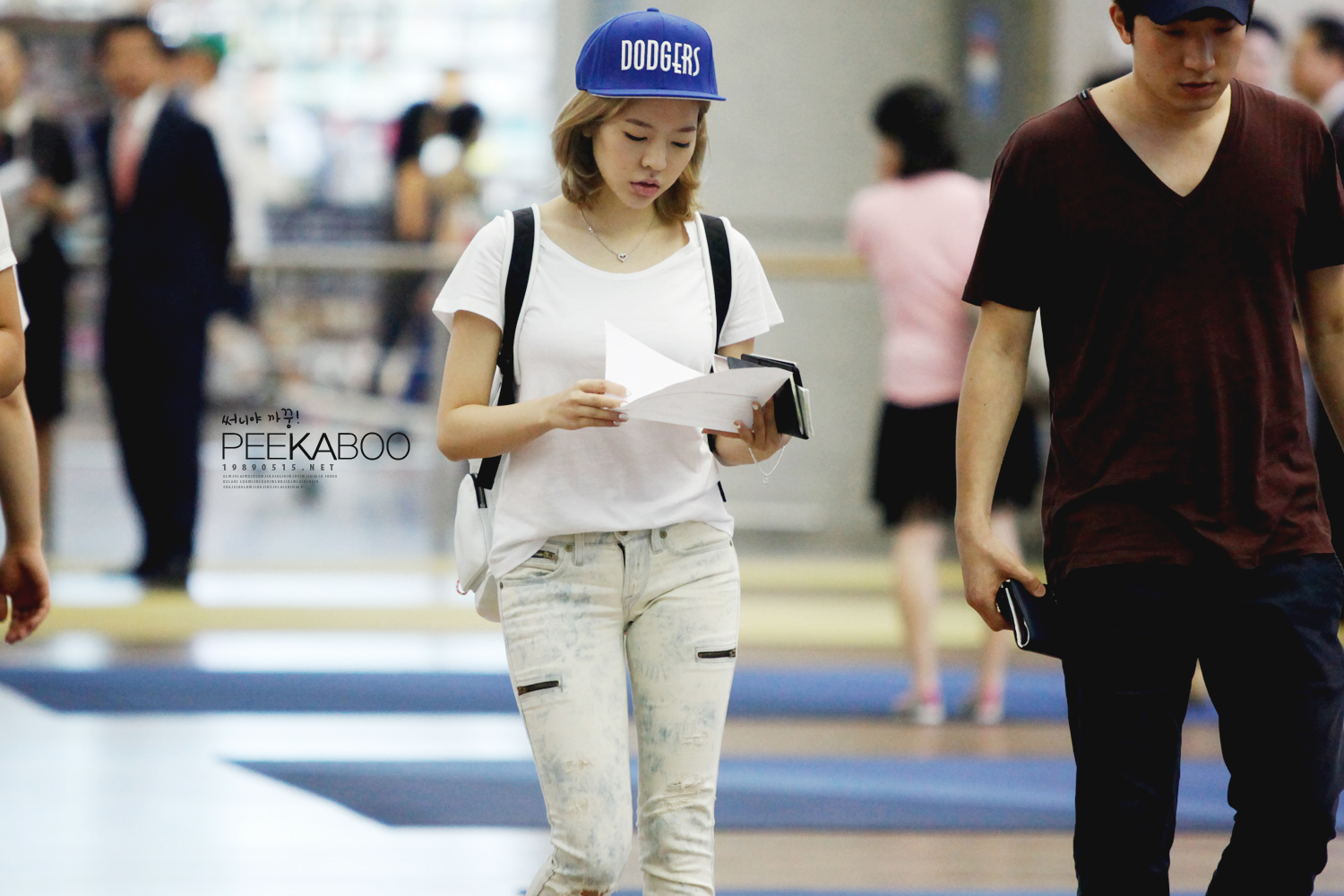 [PIC][26-07-2013]Tiffany - TaeYeon và Sunny khởi hành đi LA để hát Quốc ca mở màn cho trận đấu bóng chày giữa 2 đội Los Angeles Dodgers và Cincinnati Reds vào tối nay - Page 5 216DE43751F654EE19E12A