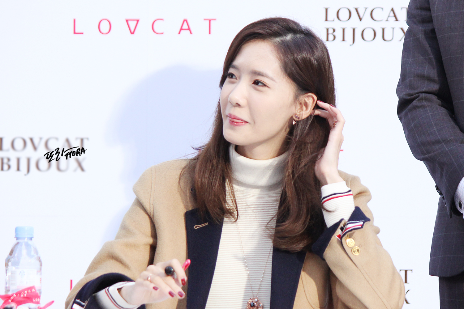 [PIC][24-10-2015]YoonA tham dự buổi fansign cho thương hiệu "LOVCAT" vào chiều nay - Page 3 221B3139562CDB9825EA3D