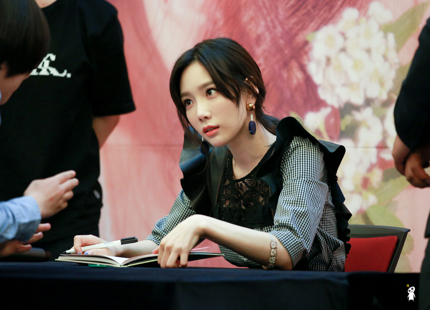 [PIC][16-04-2017]TaeYeon tham dự buổi Fansign cho “MY VOICE DELUXE EDITION” tại AK PLAZA vào chiều nay  - Page 4 2240524A58F98CF623C015