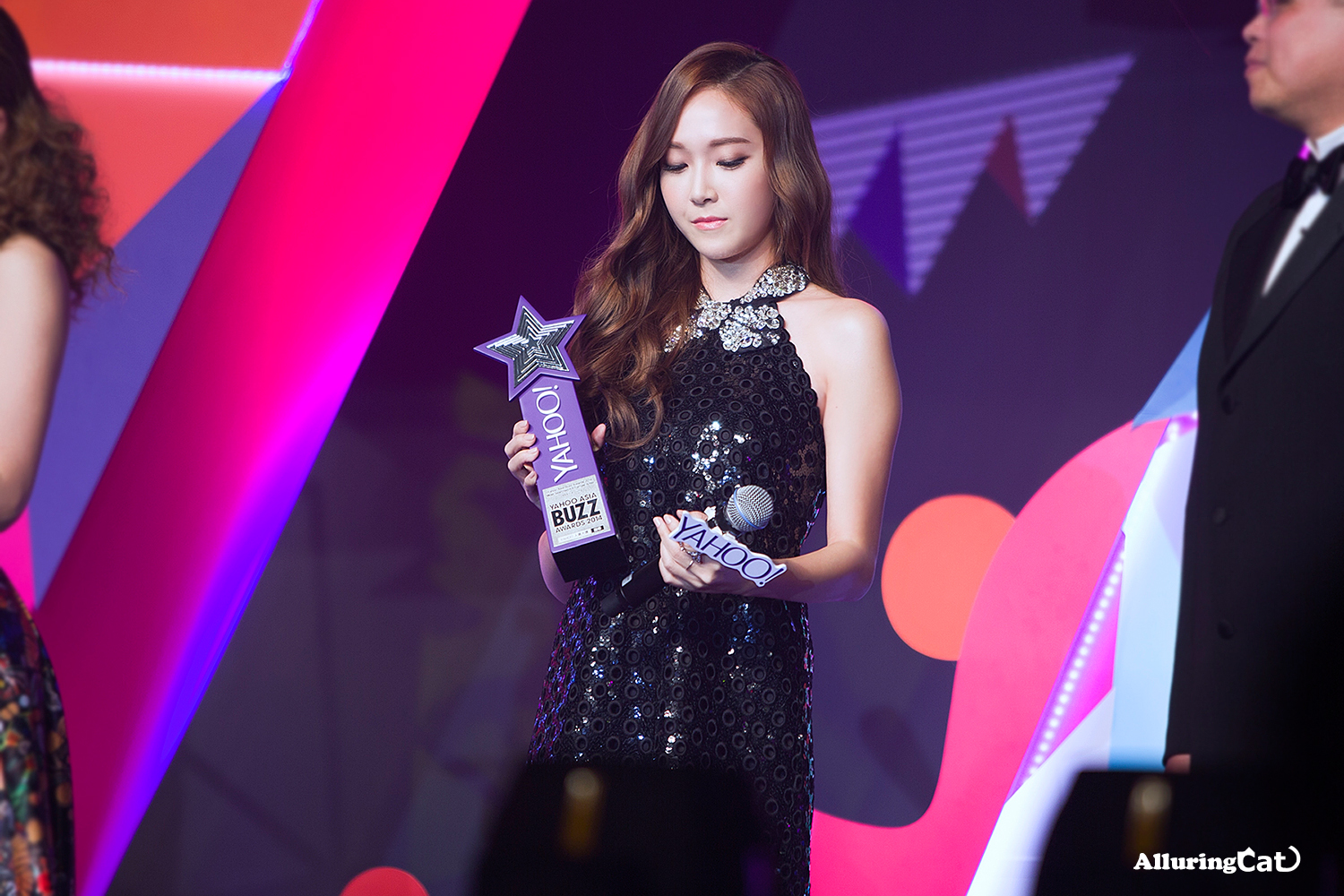 [PIC][07-12-2014]Jessica khởi hành đi Hồng Kông để tham dự "Yahoo Asia Buzz Award 2014" vào sáng nay - Page 3 2262903754B5146D3145F6
