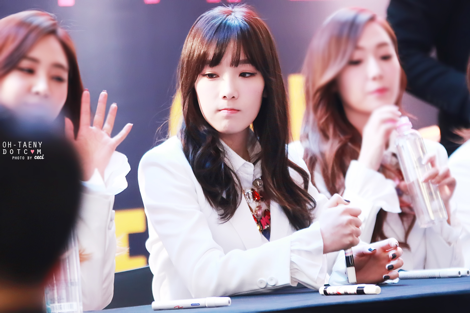 [PIC][14-03-2014]SNSD xuất hiện tại buổi fansign cho "Mr.Mr." vào tối nay  - Page 4 2433D1405325667818DA7E