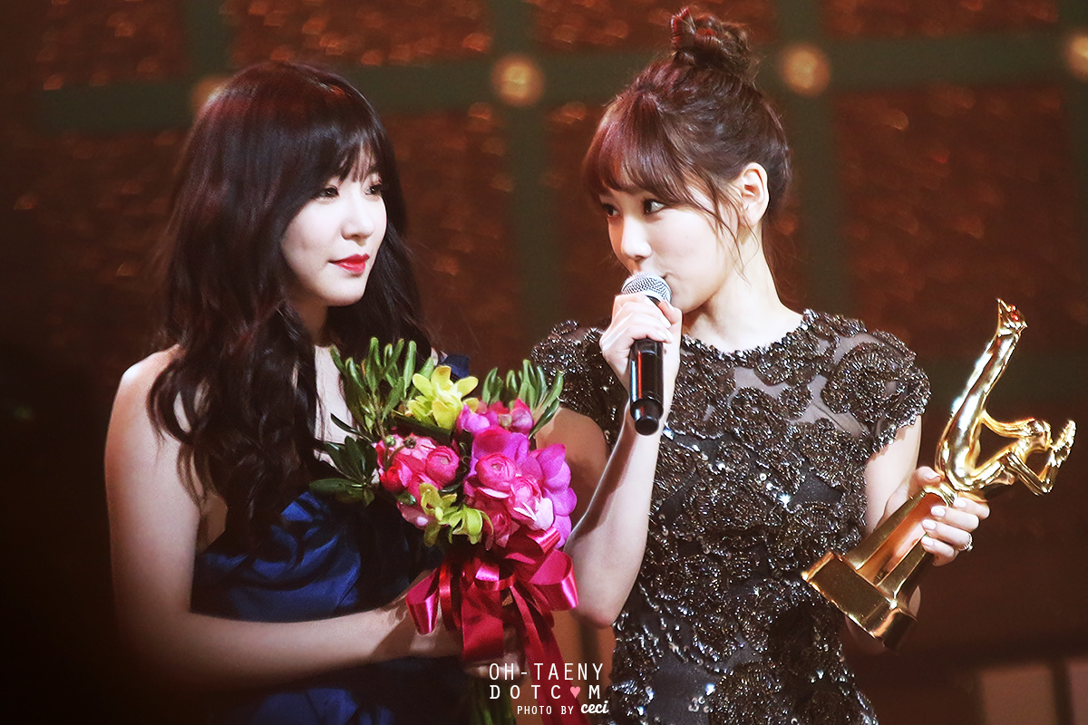 [PIC][16-01-2014]Hình ảnh từ "JTBC 28th Golden Disk Award" của MC TaeYeon và Tiffany vào tối nay + SNSD giành chiến thắng với 2 giải thưởng - Page 3 2434D74F52DD04B020E10D