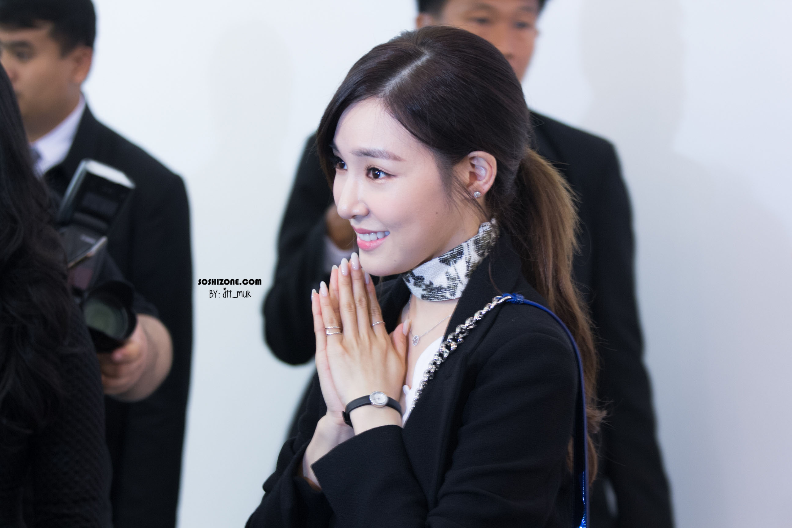[PIC][17-02-2016]Tiffany khởi hành đi Thái Lan để tham dự sự kiện khai trương chi nhánh của thương hiệu "Christian Dior" vào hôm nay - Page 14 250C283C5728D46B38C330