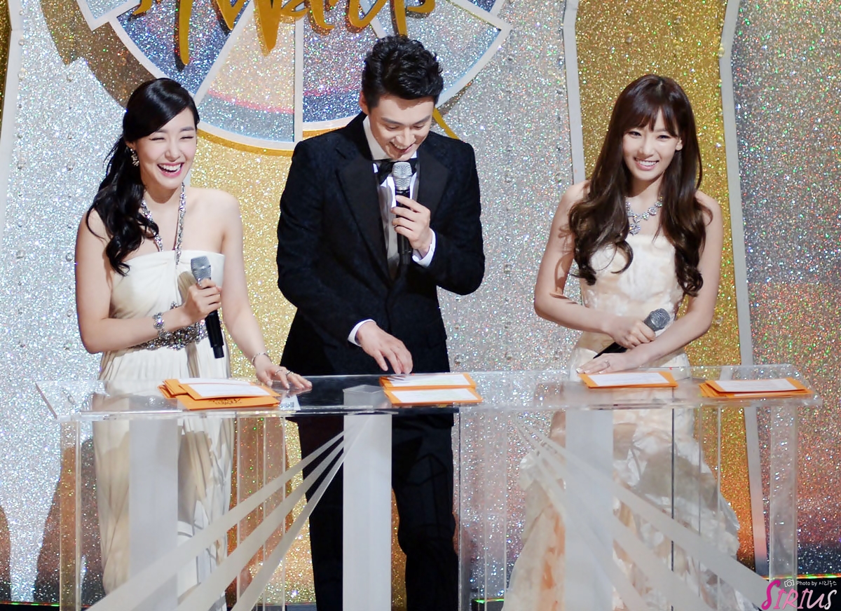 [PIC][16-01-2014]Hình ảnh từ "JTBC 28th Golden Disk Award" của MC TaeYeon và Tiffany vào tối nay + SNSD giành chiến thắng với 2 giải thưởng - Page 2 254FAC4D52D9152E02C70B