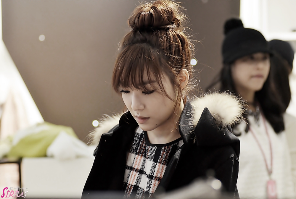 [PIC][28-11-2013]Tiffany ghé thăm cửa hàng "QUA" ở Hyundai Department Store vào trưa nay - Page 2 263ACC40529757152EF891