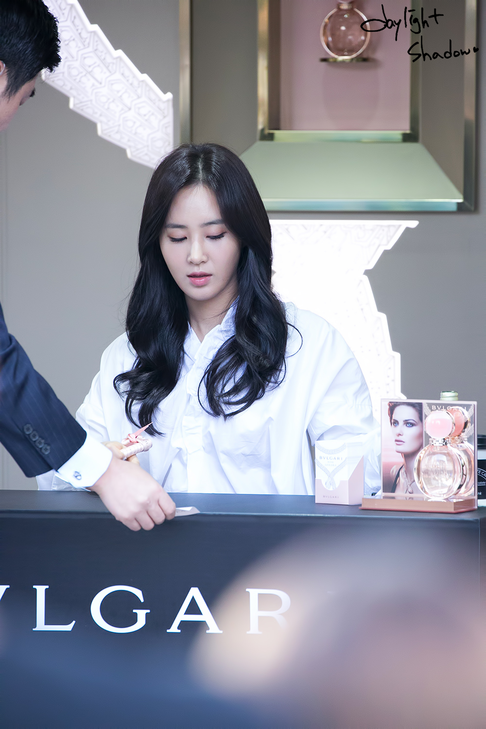 [PIC][09-10-2016]Yuri tham dự buổi Fansign thứ 2 cho thương hiệu nước hoa "BVLGARI Rose Goldea" tại Myeongdong Lotte Duty Free vào chiều nay - Page 4 27628D35587114D11E5F9C